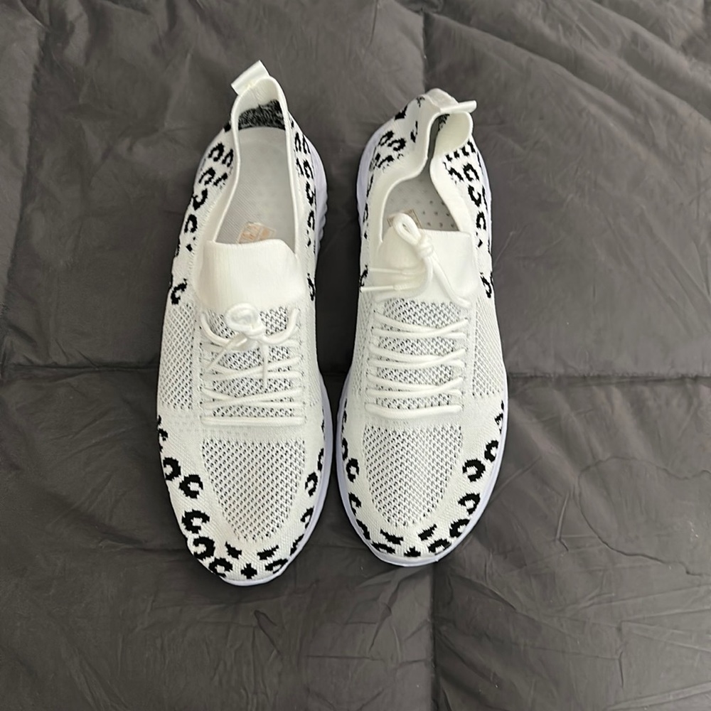 White/Leopard Knit Sneakers sz 11
